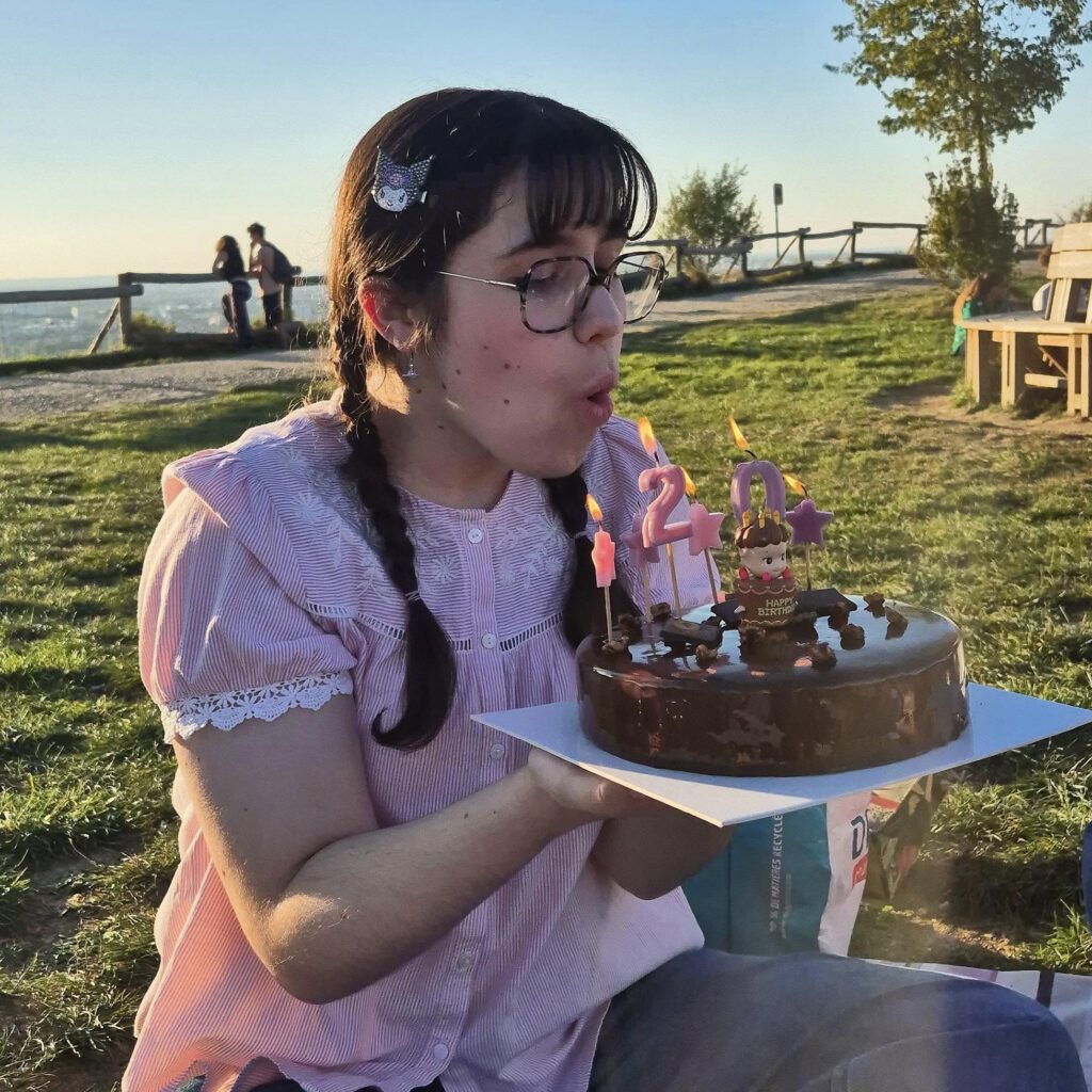 Clémence Parusso soufflant ses bougies