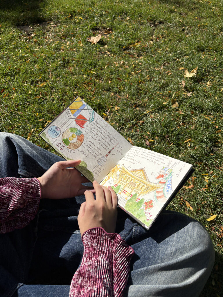 Personne tenant un carnet de voyage