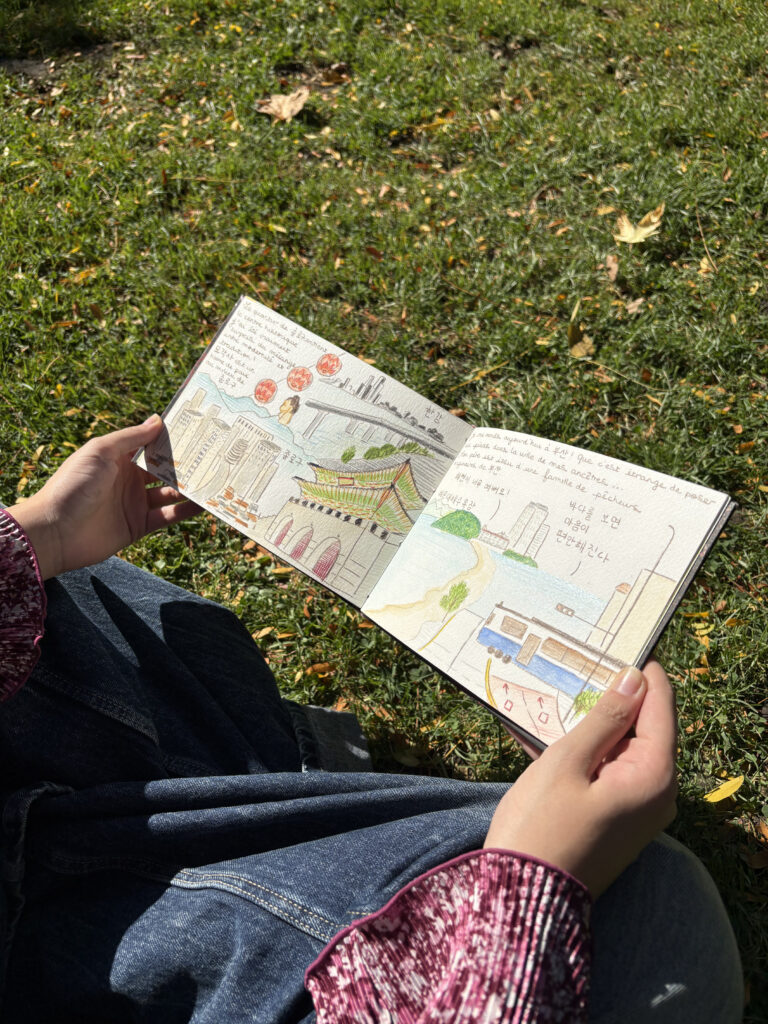 Personne tenant un carnet de voyage