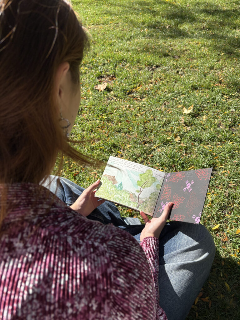 Personne tenant un carnet de voyage