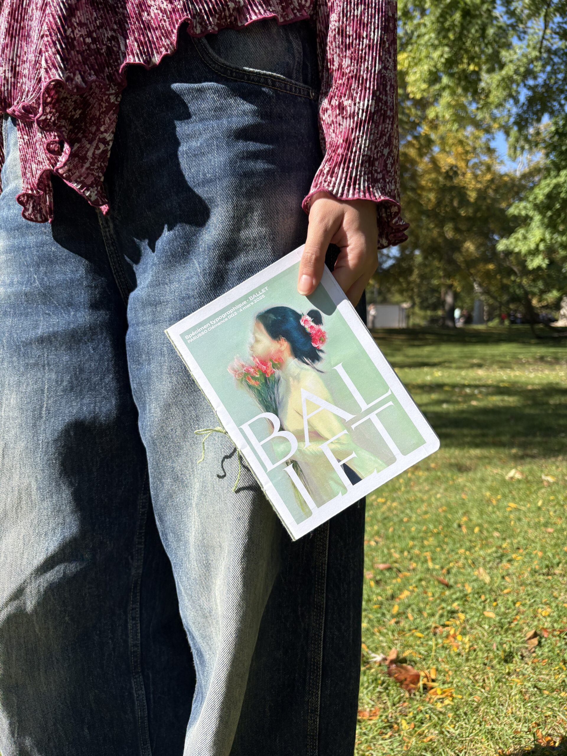 Personne tenant un livret