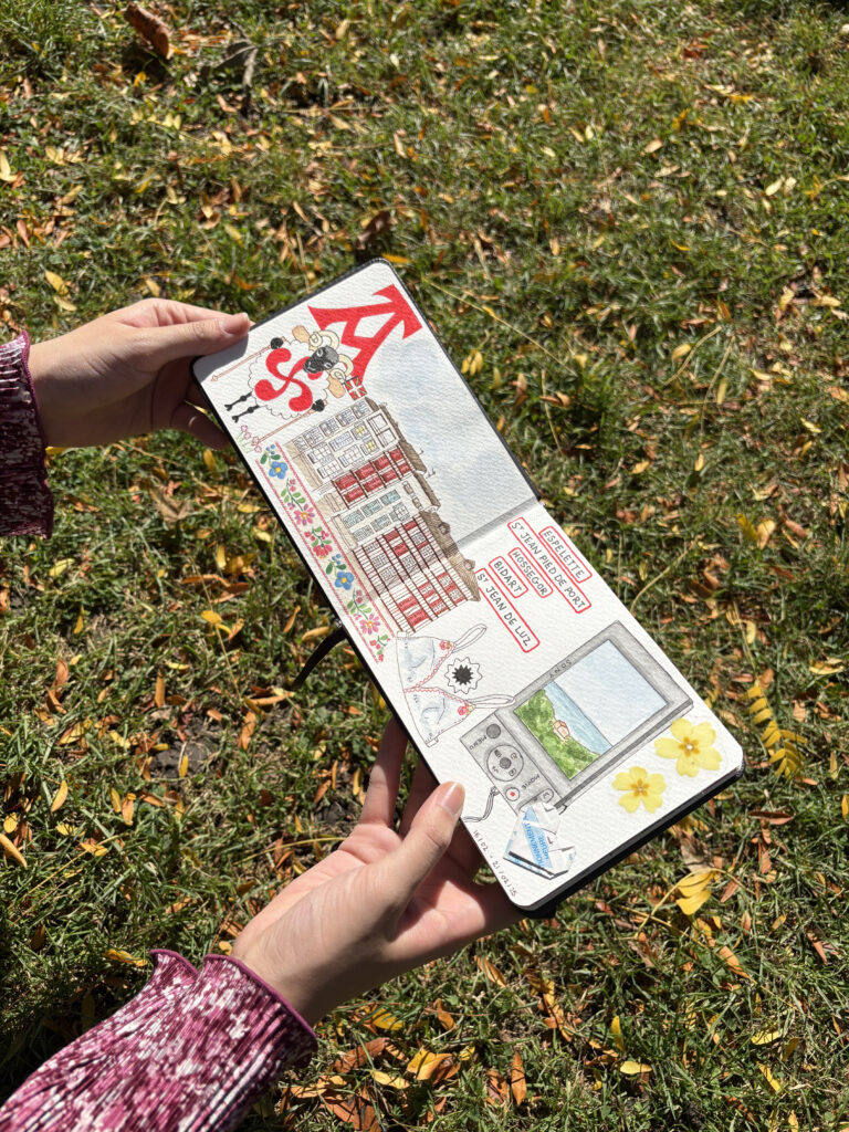 Personne tenant un carnet de voyage