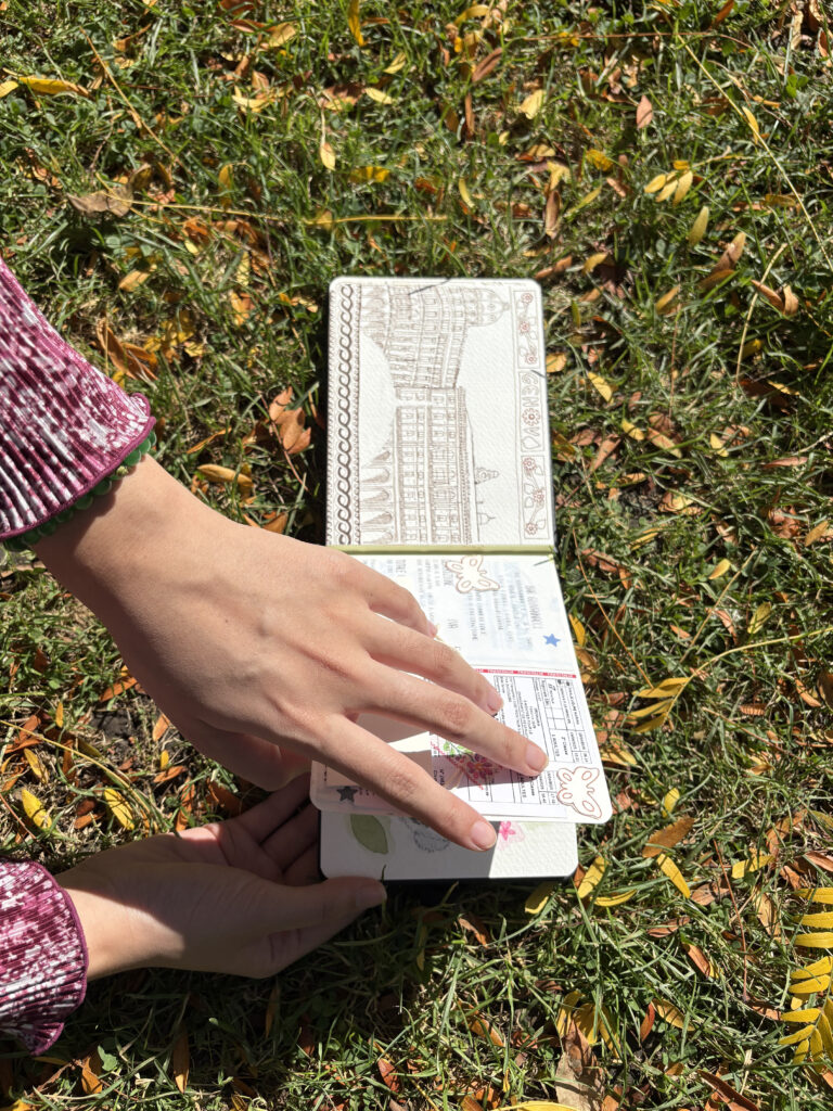 Personne tenant un carnet de voyage